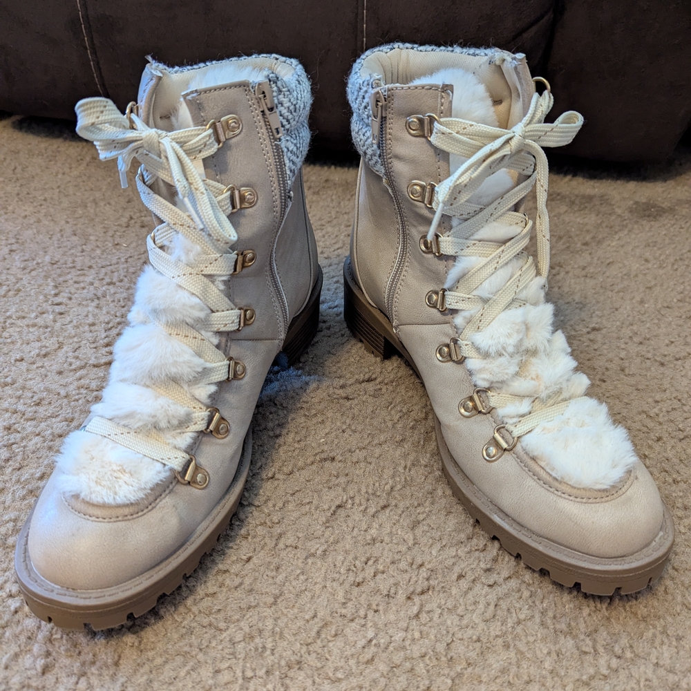 Women's Cream Fur-Lined Lace-Up Boots
